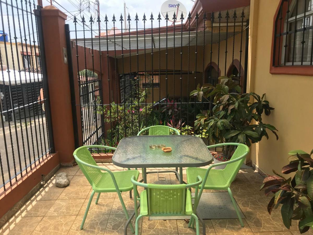 Casa Del Suizo Bed & Breakfast Desamparados  Dış mekan fotoğraf
