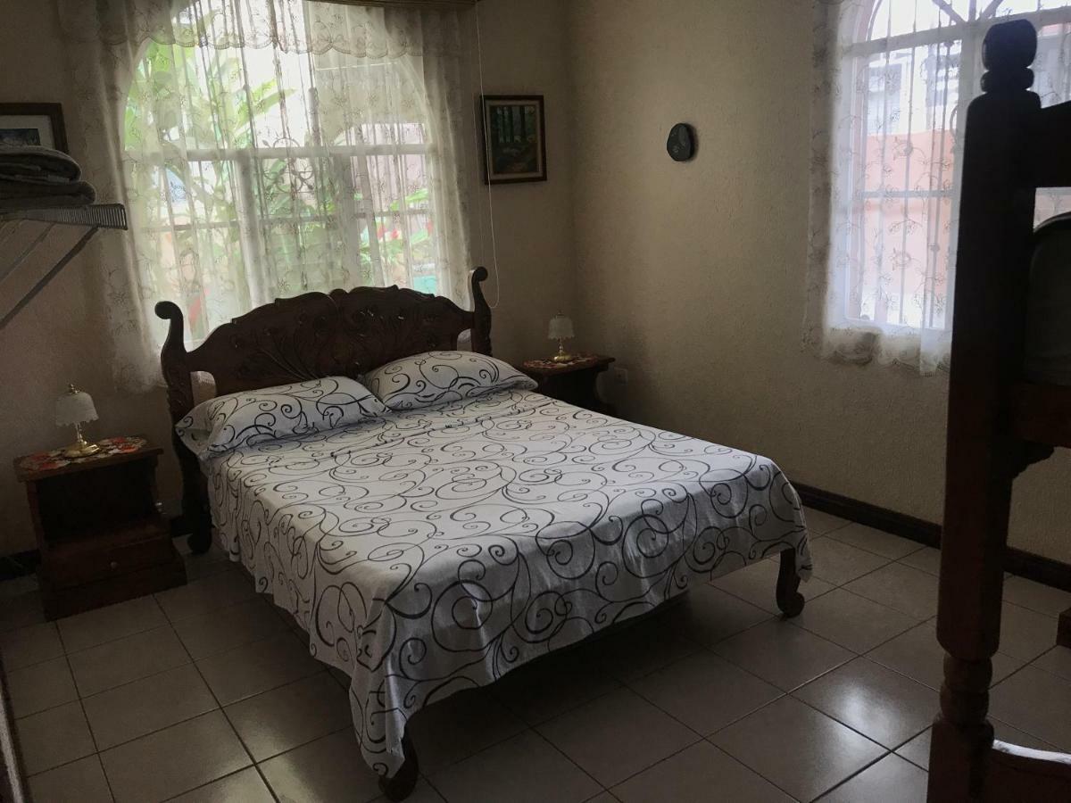 Casa Del Suizo Bed & Breakfast Desamparados  Dış mekan fotoğraf