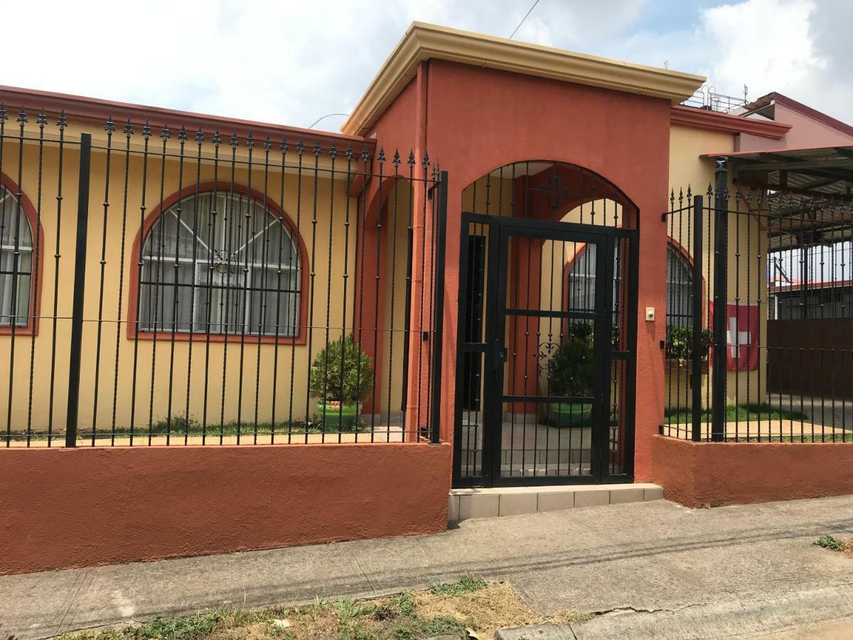 Casa Del Suizo Bed & Breakfast Desamparados  Dış mekan fotoğraf
